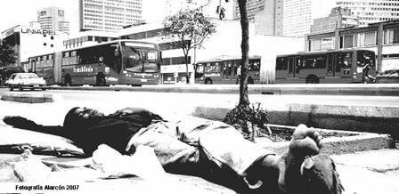 Fotografía blanco y negro de habitante de calle acostado en el piso