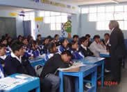 niños estudiando en salón de clases