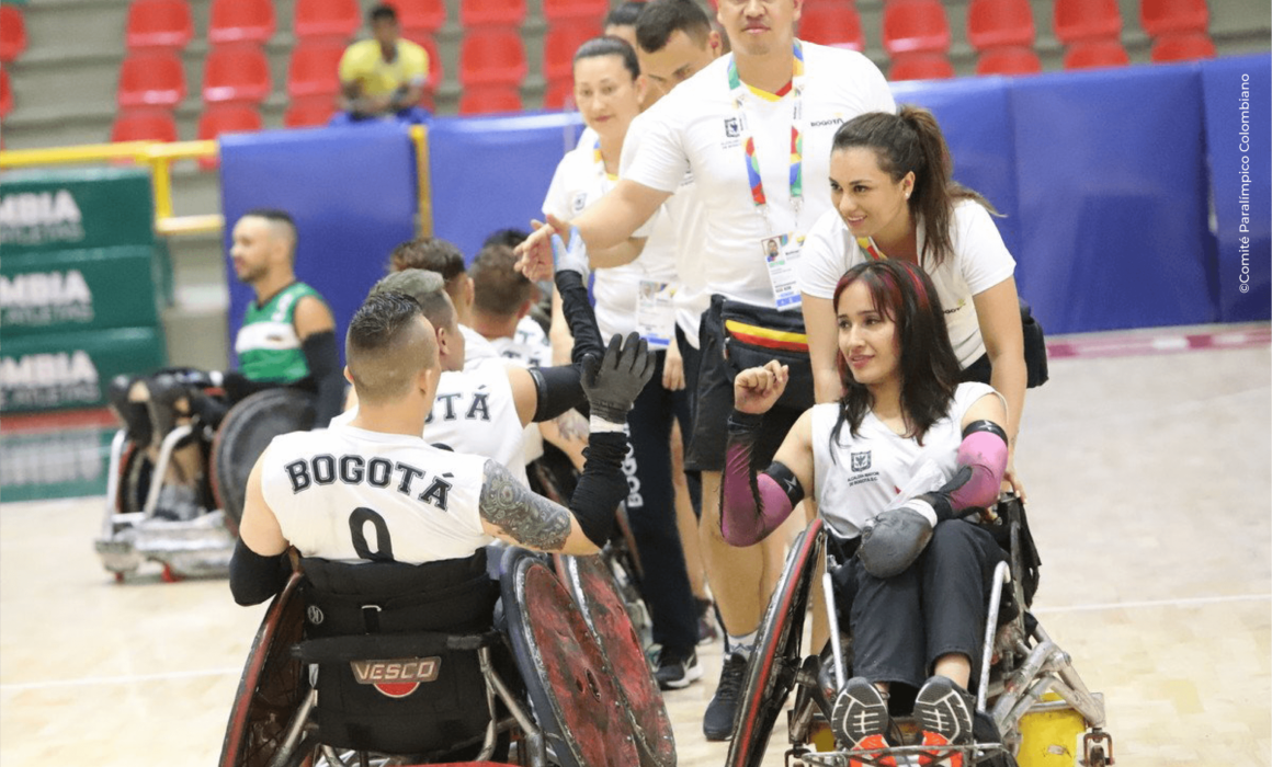 Personas en silla de ruedas al final de un partido de basquetball saludandose